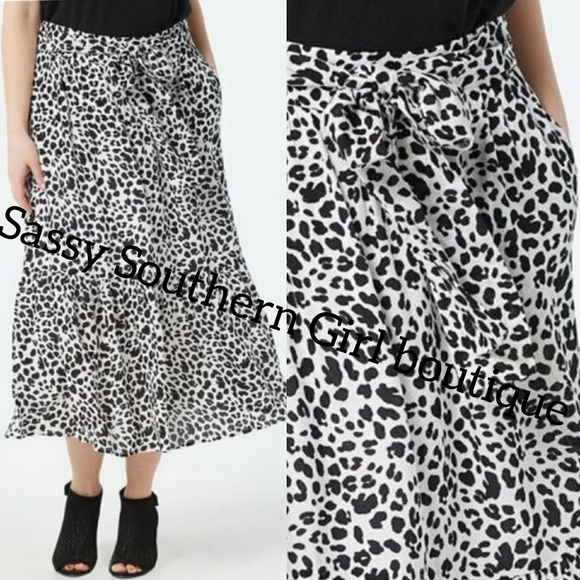 🆕⭐ Black and white snow leopard midi skirt - Picture 2 of 6